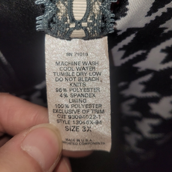 Lucie Lu black and white knit double v neck dress, size 3X - Picture 4 of 5